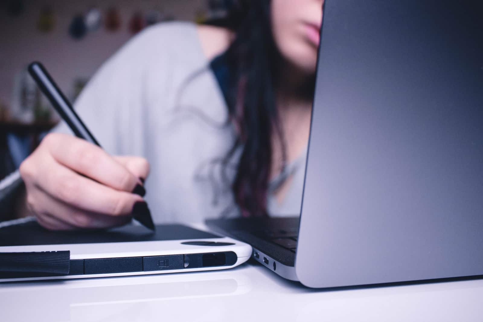 Femme étudiant pour ses examens devant un ordinateur